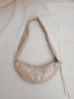 Banana bag XS crushed patent sand