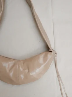 Banana bag XS crushed patent sand