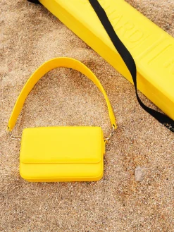 Pantone amarillo